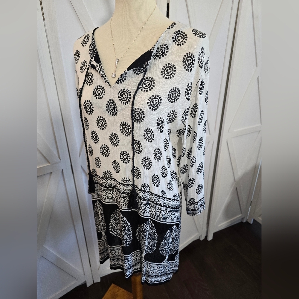 Cute Options - Women's Black & White Patterned Tunic - Picture 6 of 9